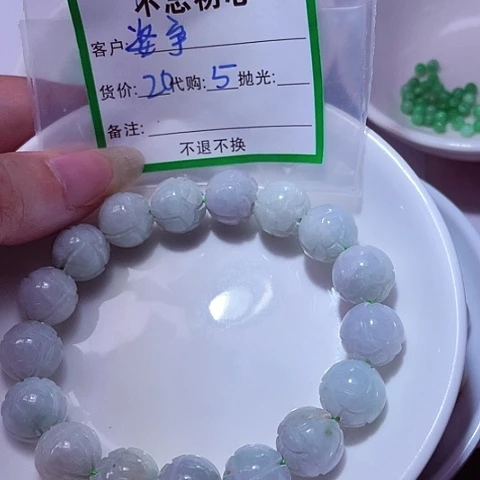 翡翠未镶嵌颈饰姿*