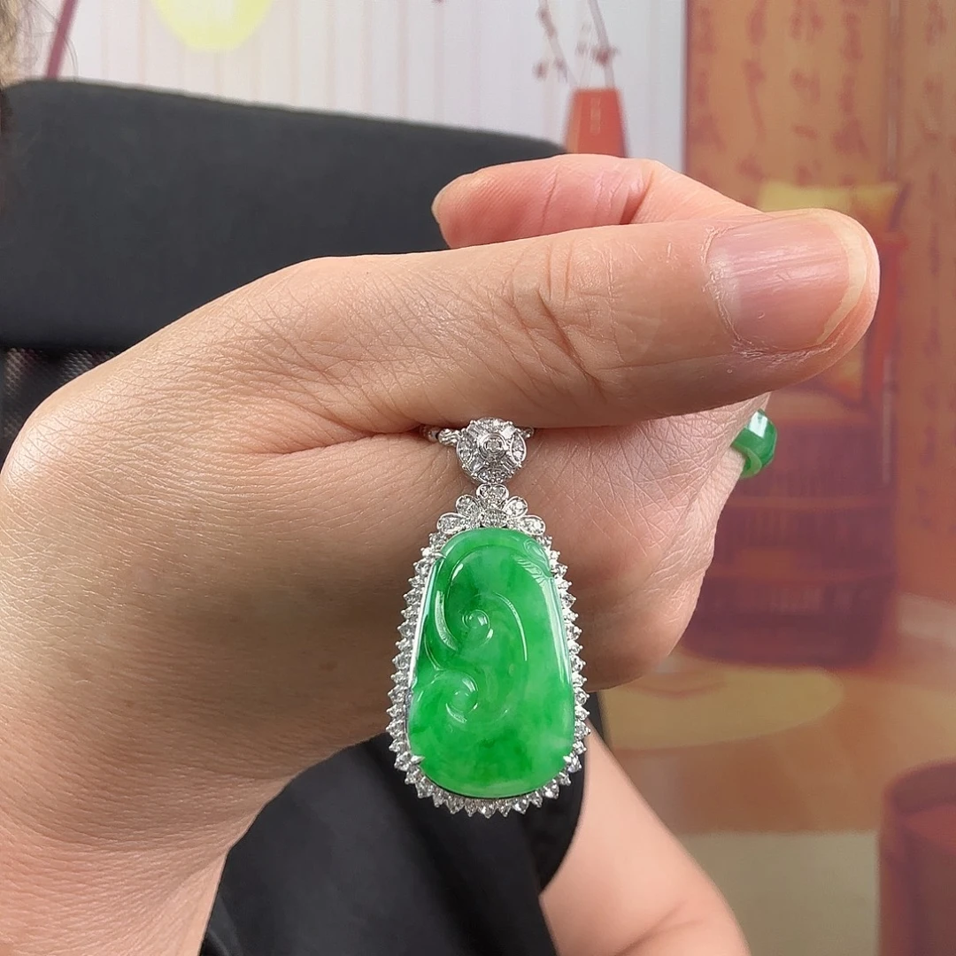 翡翠18K金镶嵌吊坠(赠链)