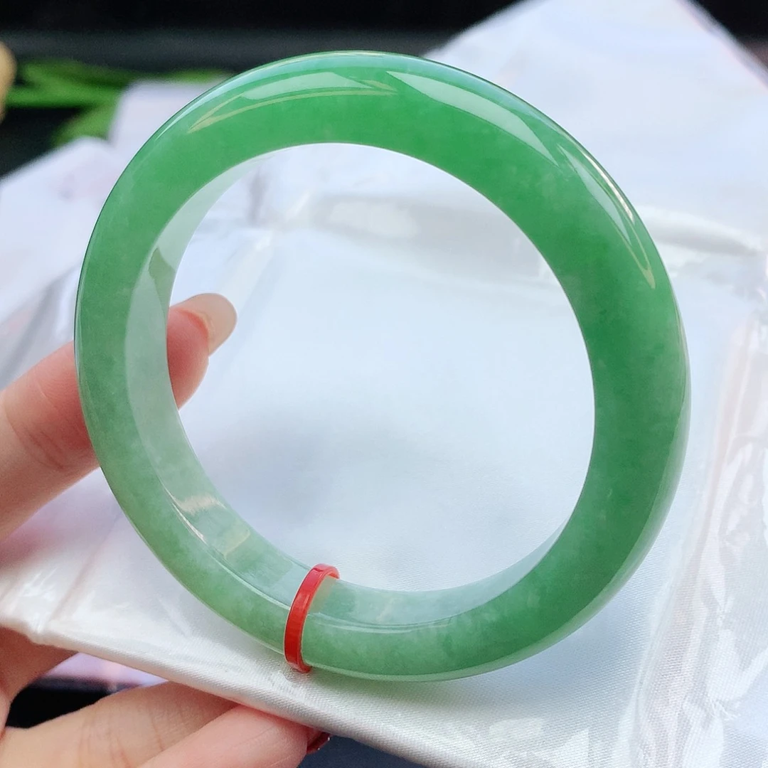 翡翠手镯未镶嵌是**呀53圈口250004