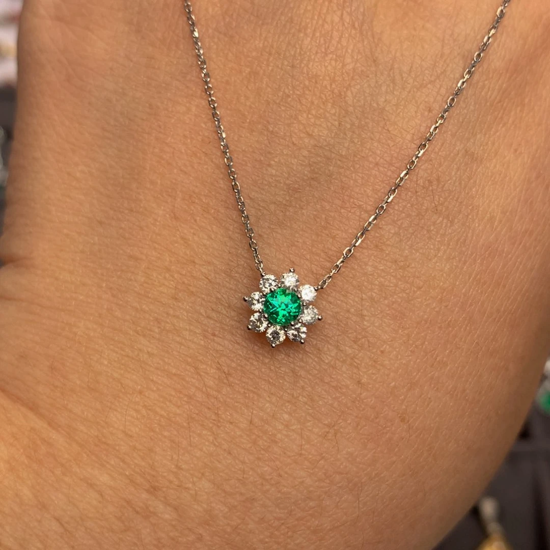 祖母绿吊坠18K金镶嵌