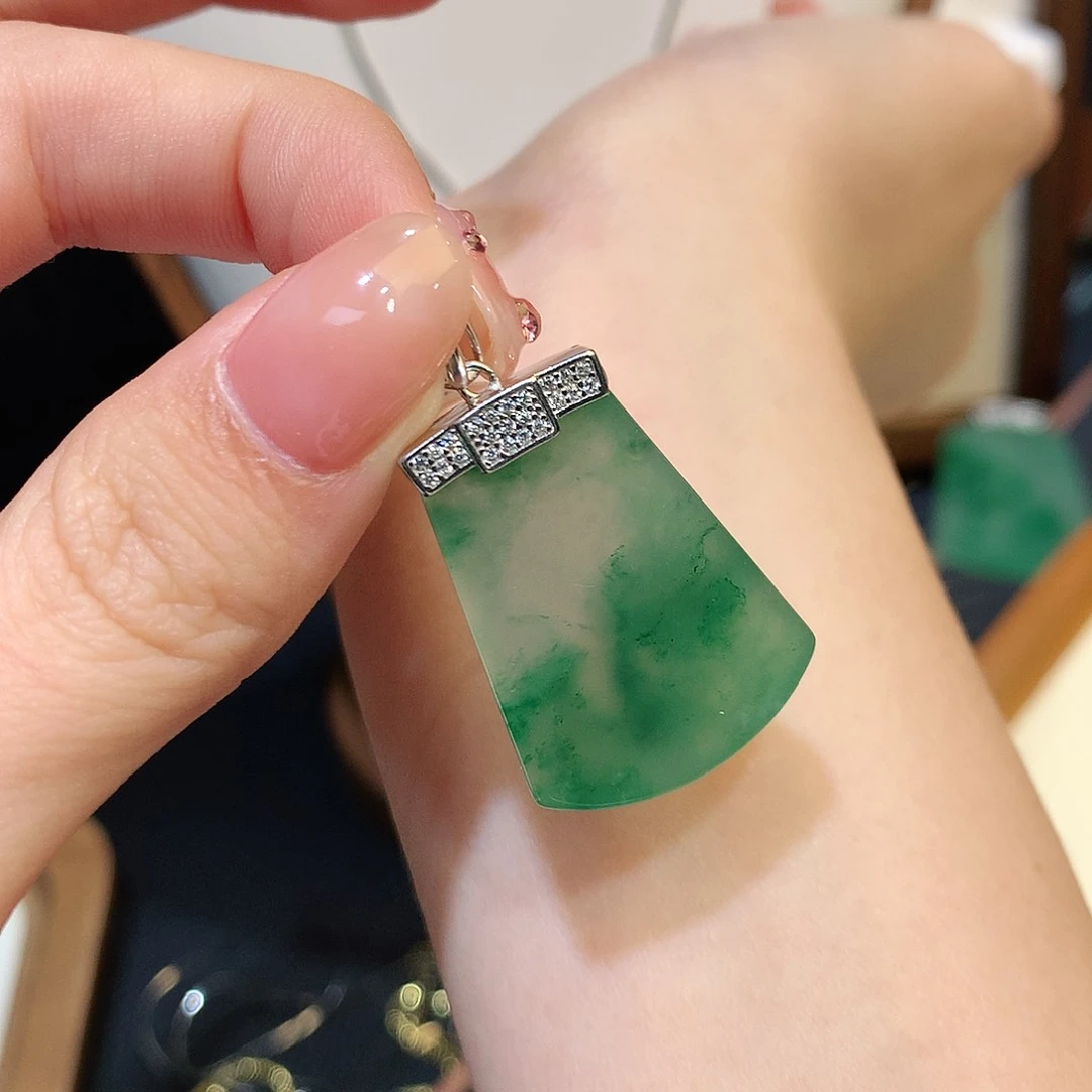 石英质玉（非洲翠）银S925镶嵌颈饰无事牌