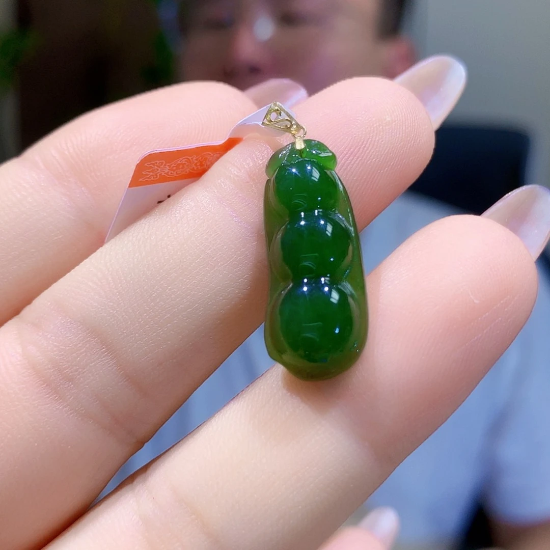 颈饰18K金镶嵌和田玉（碧玉）