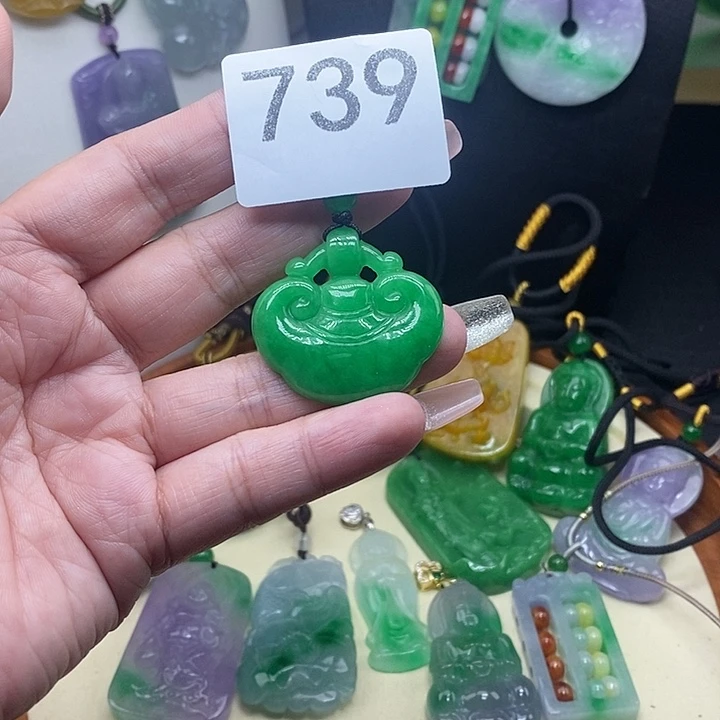 翡翠未镶嵌吊坠(赠链)