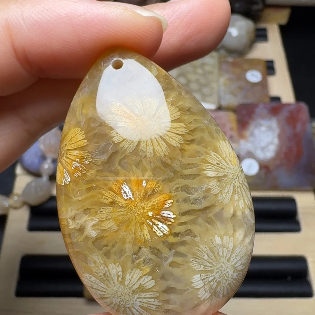 硅化玉未镶嵌玉透立体大花