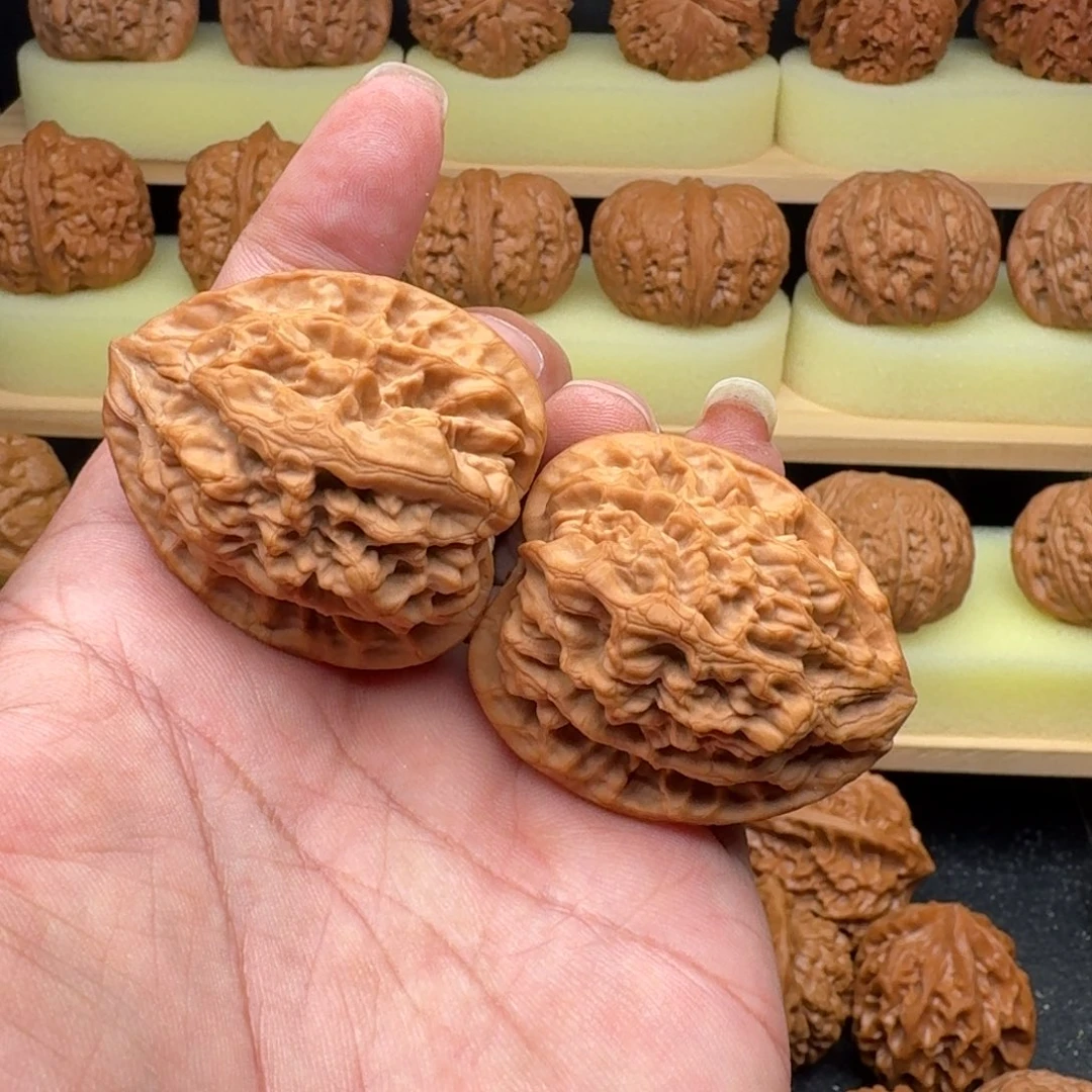 文玩核桃吊坠十三陵鸡心38