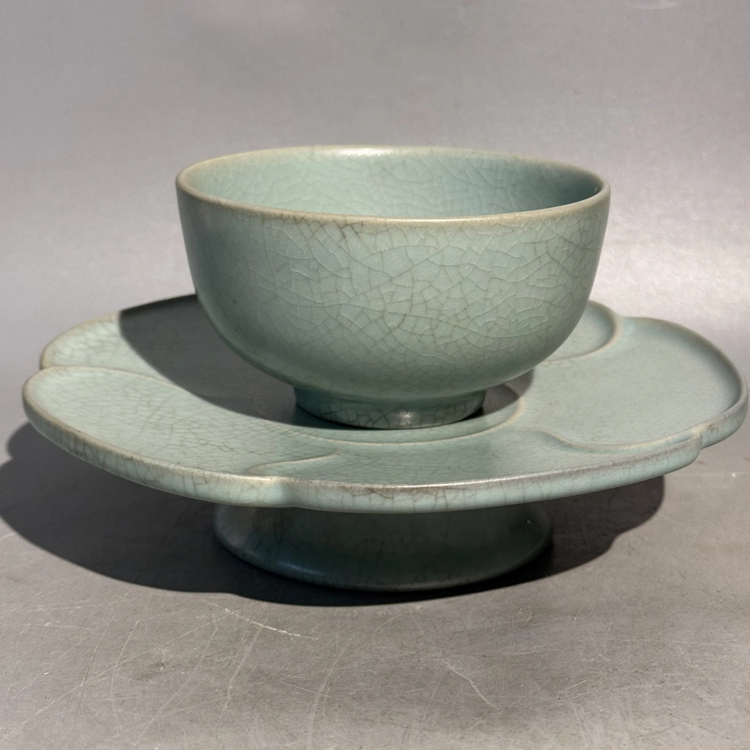 汝窑茶盏一套，盏口直径10.2cm高5.3cm，托口直径17.3cm高4.2cm