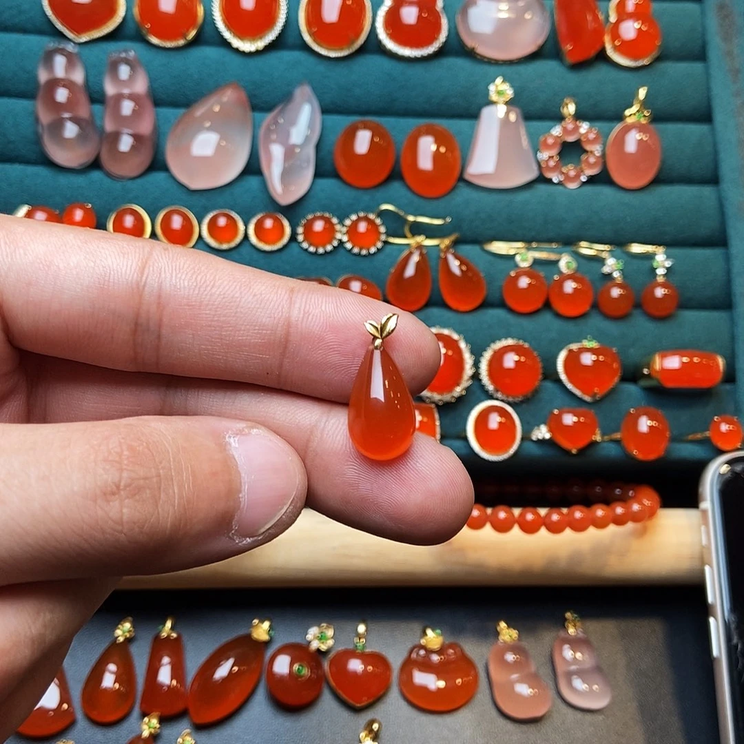 颈饰18K金镶嵌南红玛瑙