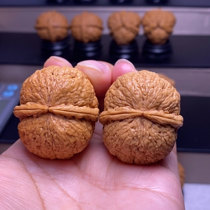 文玩核桃把件脑纹元宝43