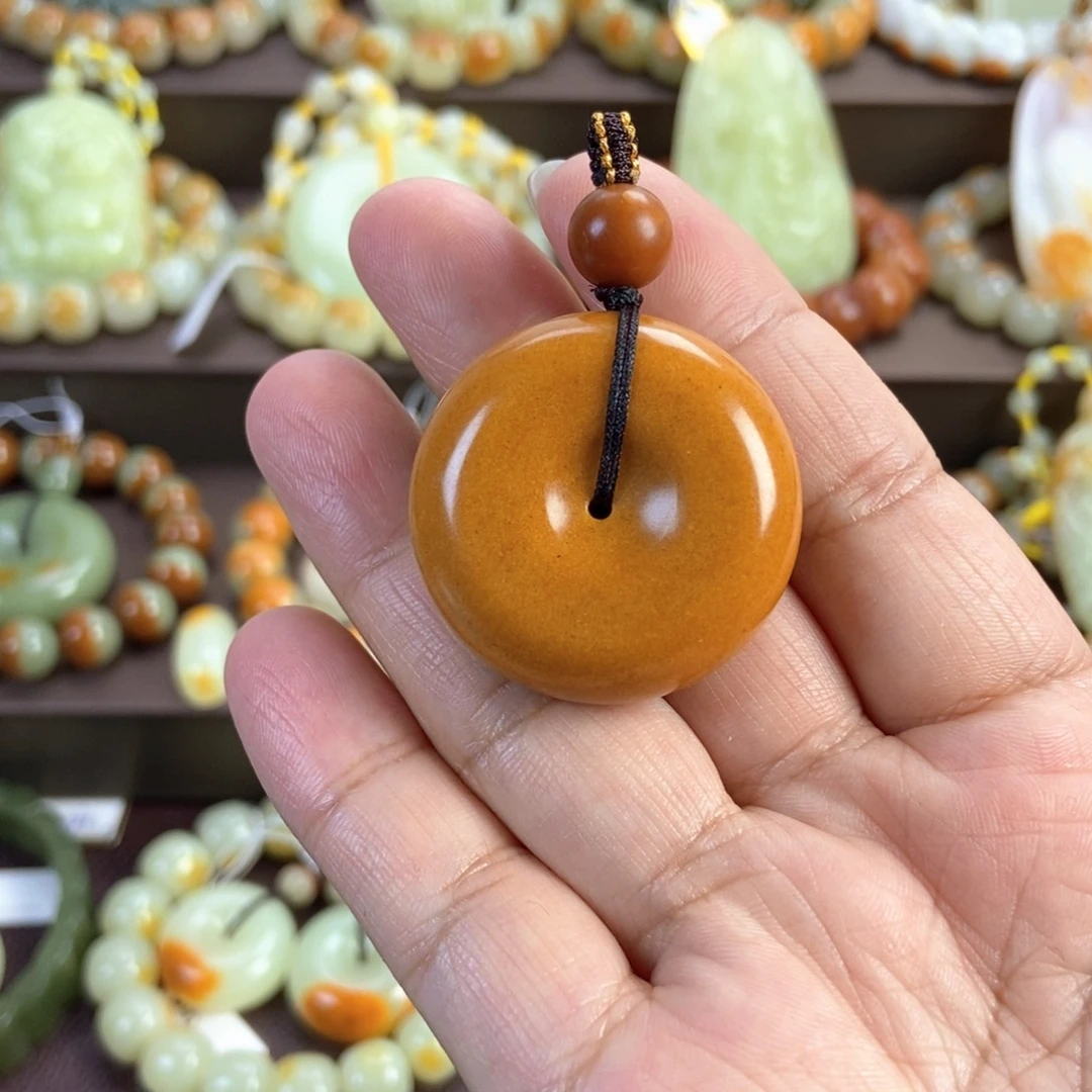 透闪石质玉未镶嵌颈饰