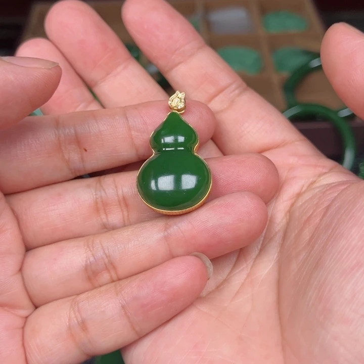 橄***八和田玉（碧玉）18K金镶嵌颈饰