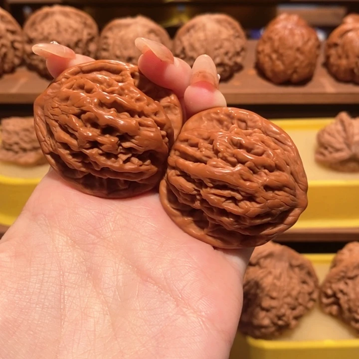 文玩核桃吊坠虎头