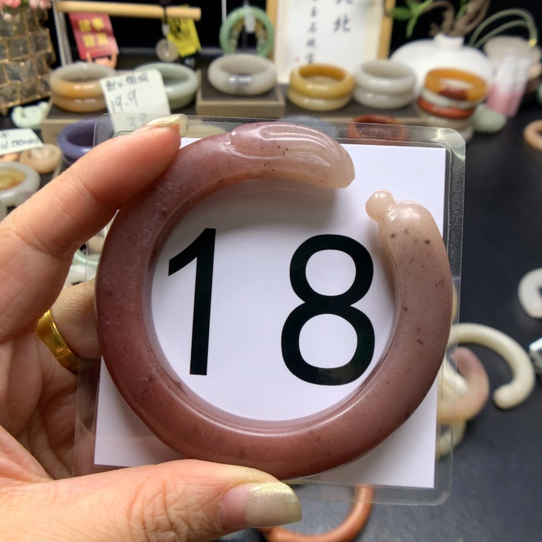 石英质玉手镯未镶嵌兔***?