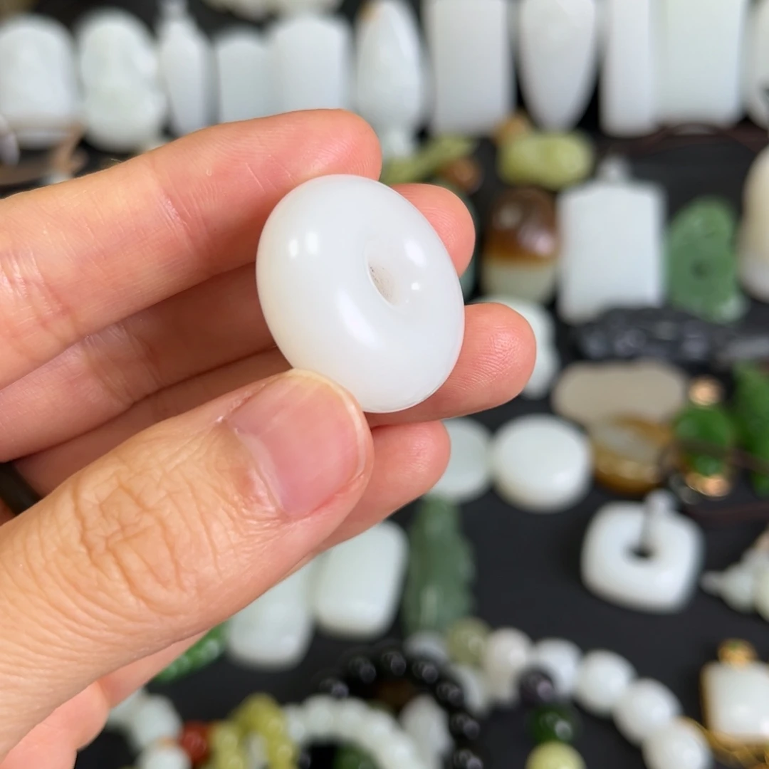 和田玉未镶嵌吊坠(赠链)