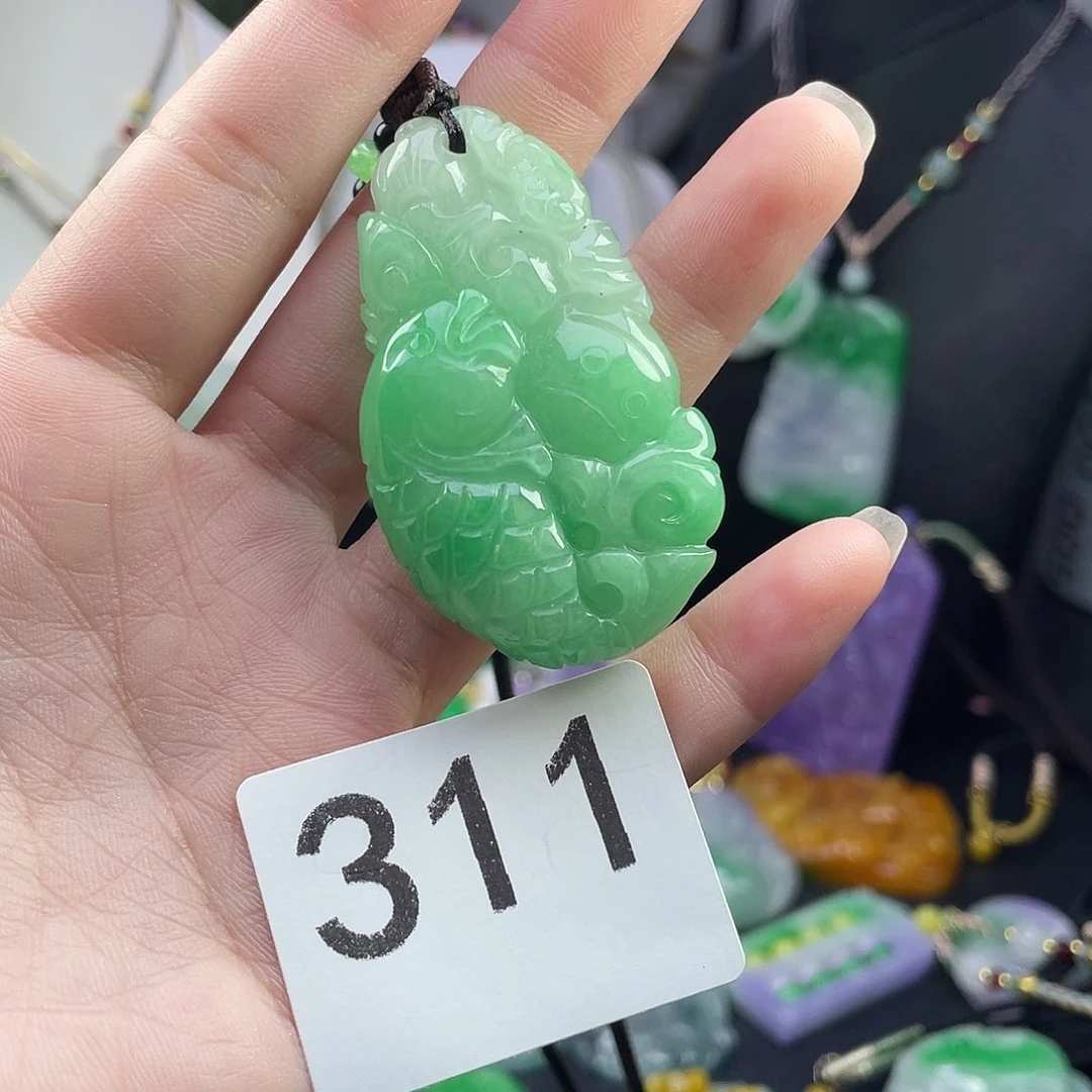 翡翠未镶嵌吊坠(赠链)