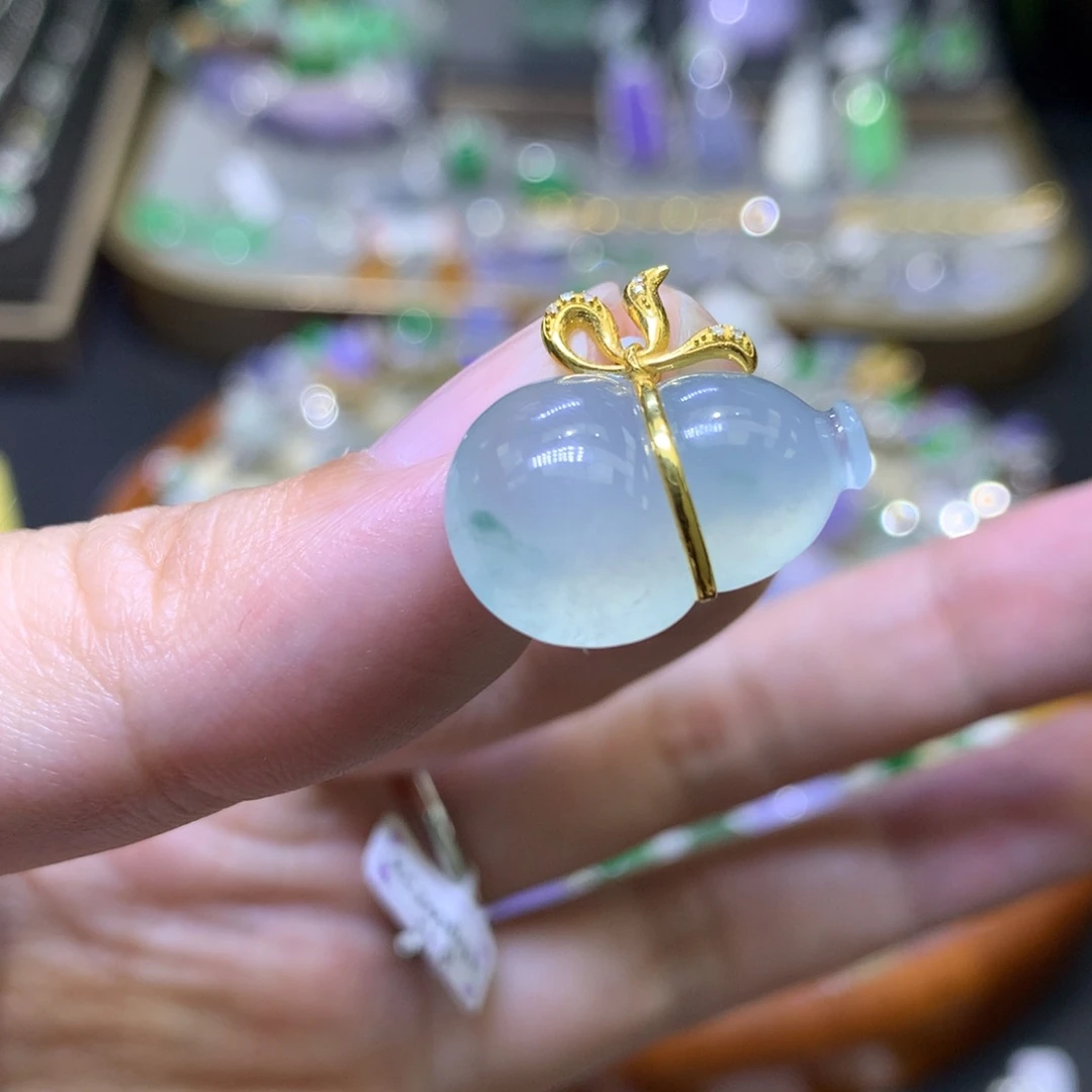 颈饰18K金镶嵌翡翠