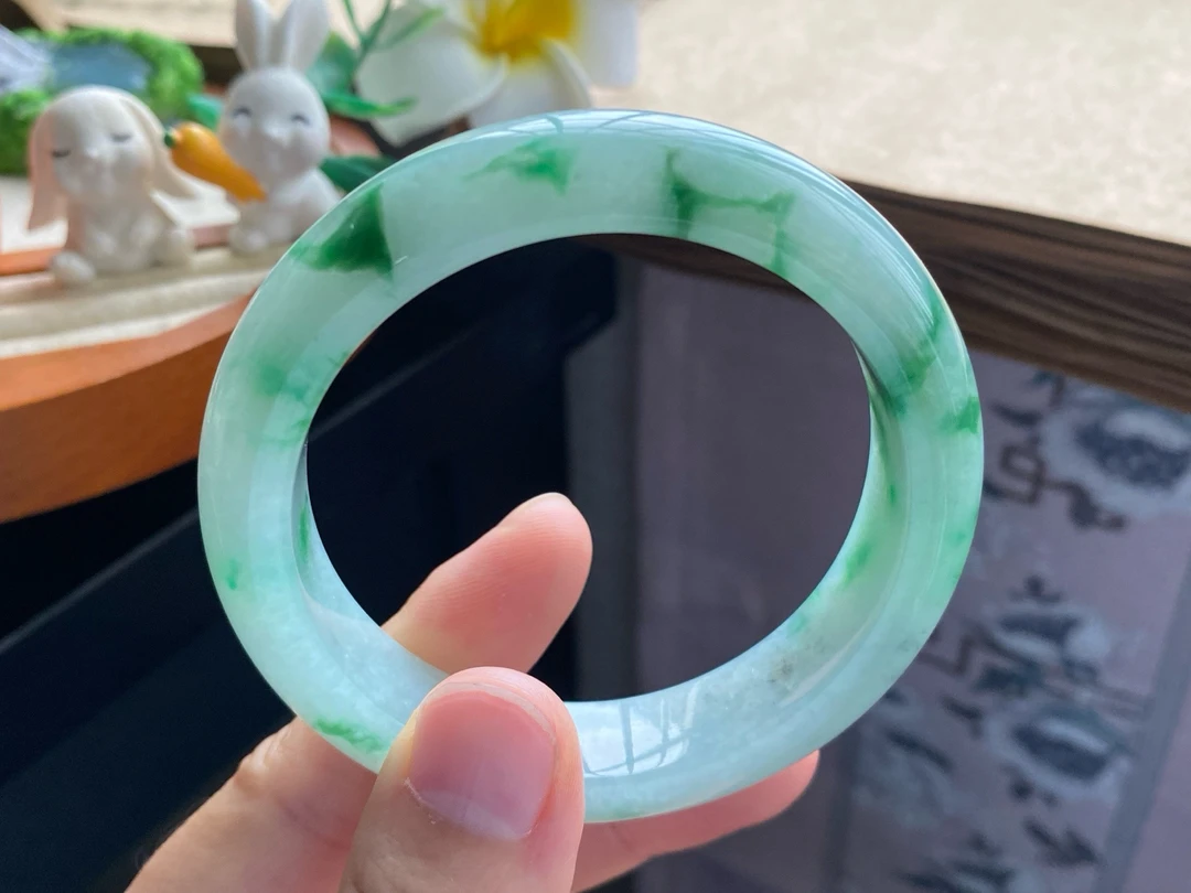 120盘》翠绿飘花镯13365号55.2-13.2-8.8 迷人又耀眼的青翡翠手镯