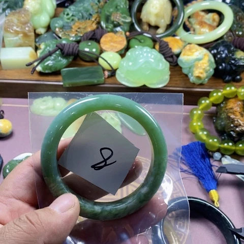 未镶嵌蛇纹石玉颈饰