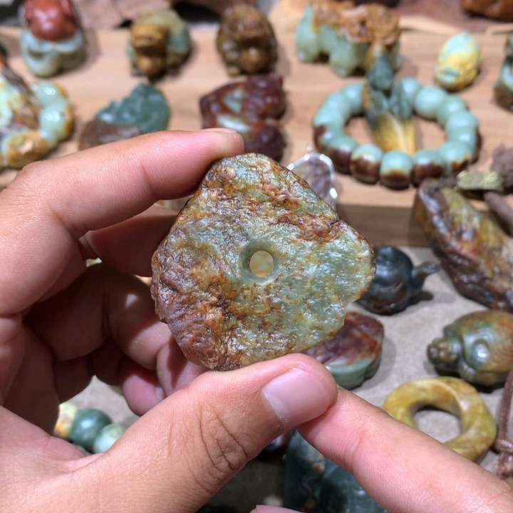 未镶嵌岫岩河磨玉（透闪石质玉）把件