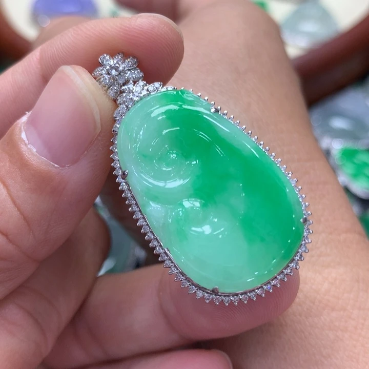 翡翠吊坠(不含链)18K金镶嵌