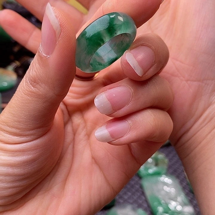 石英质玉（非洲翠）戒圈未镶嵌