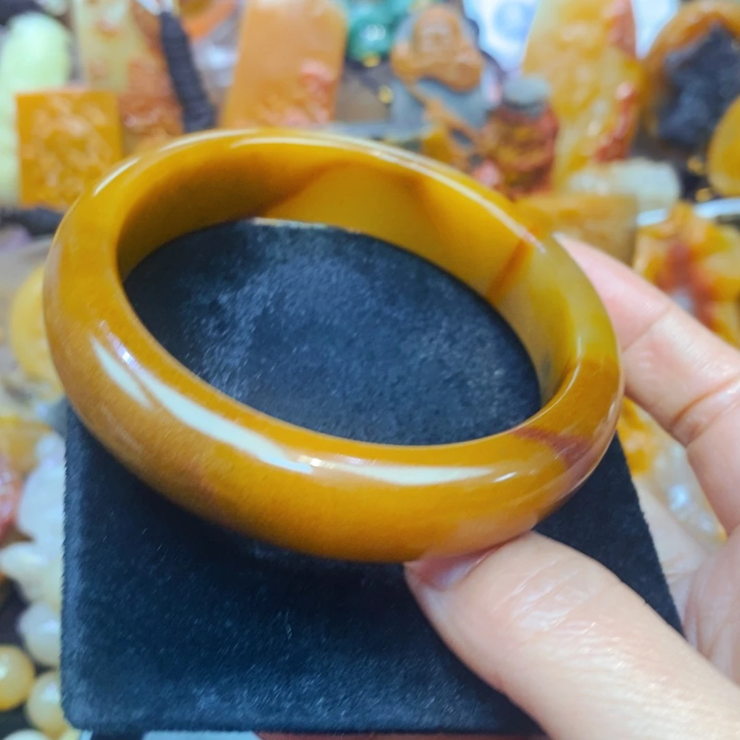 未镶嵌石英质玉（黄龙玉）颈饰