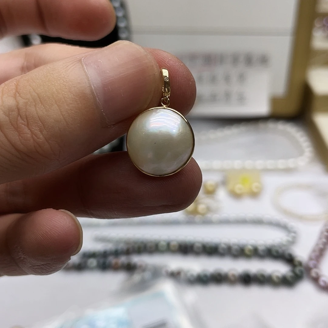 18K金镶嵌拼合珍珠（马贝珠）颈饰