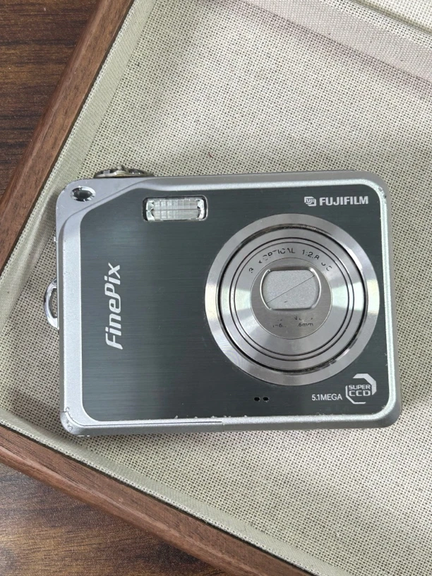 9新 Fujifilm/富士 v10 银色 复古ccd数码相机 配256m xd卡