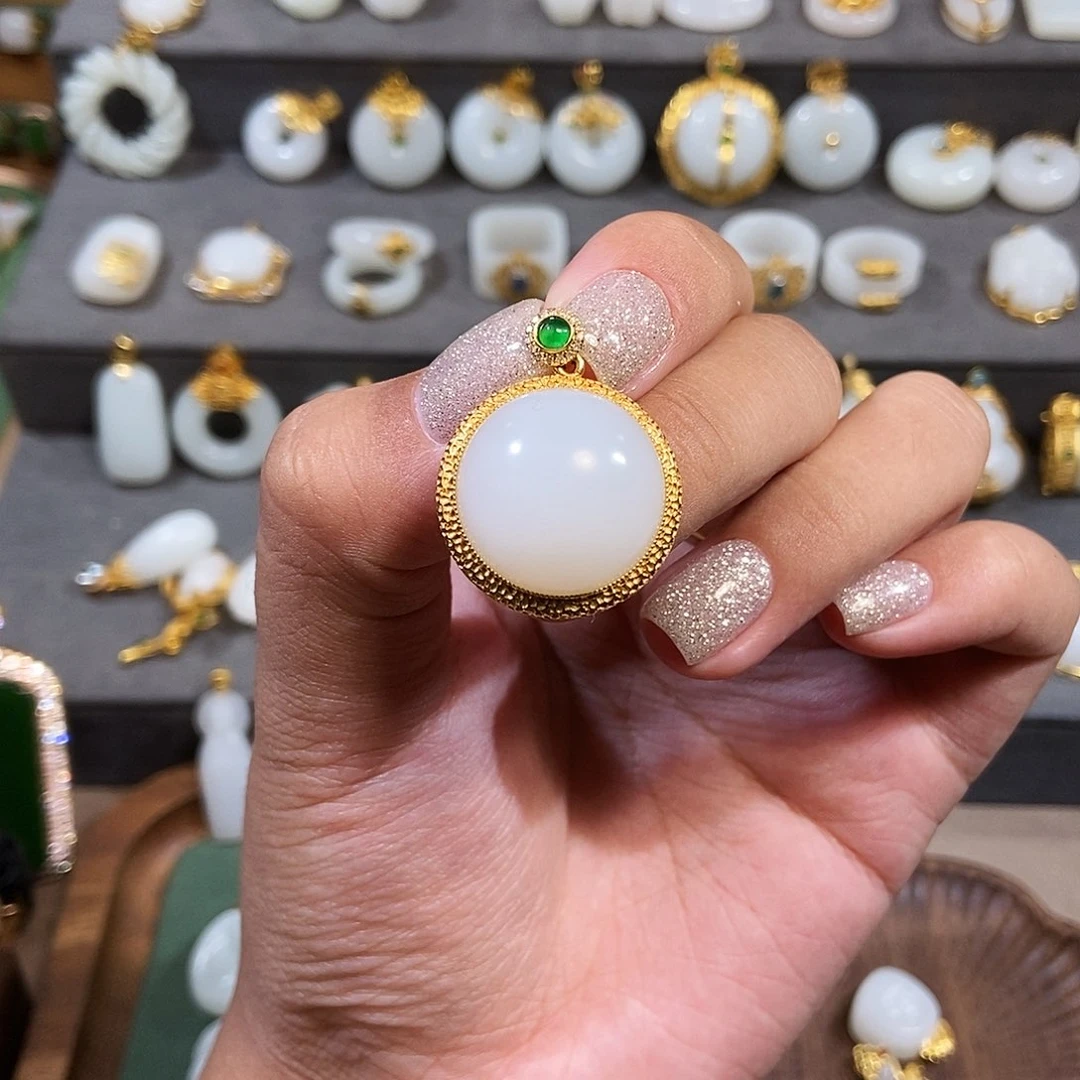 颈饰18K金镶嵌和田玉圆蛋面