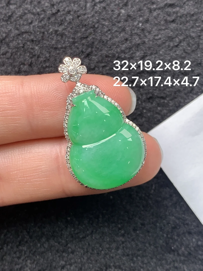 18K金镶嵌天然缅甸翡翠阳绿葫芦吊坠