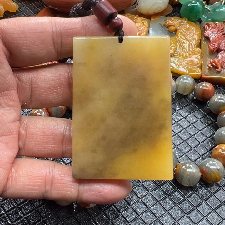 石英质玉（黄龙玉）颈饰未镶嵌