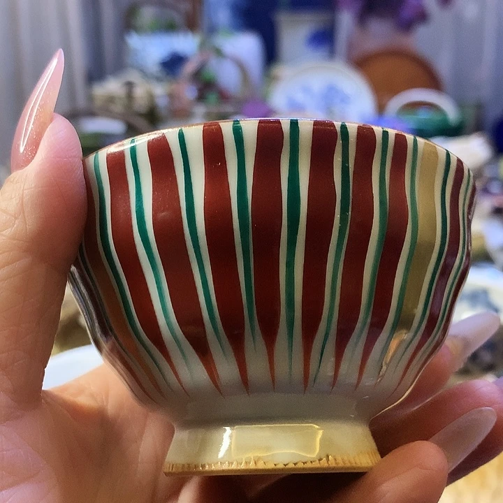 器物的色彩搭配起来很漂亮