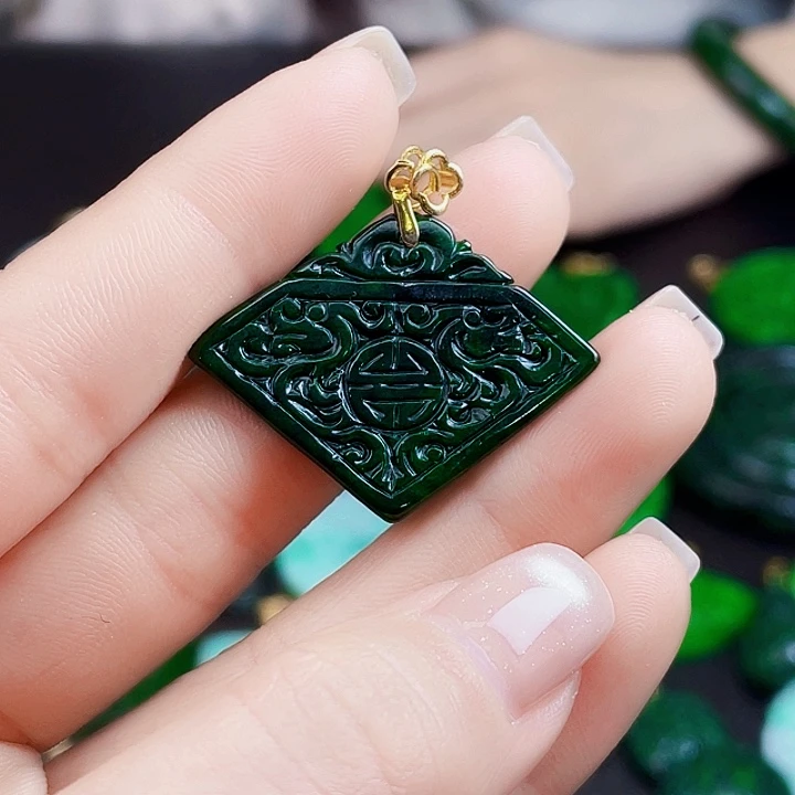 翡翠未镶嵌颈饰多样性