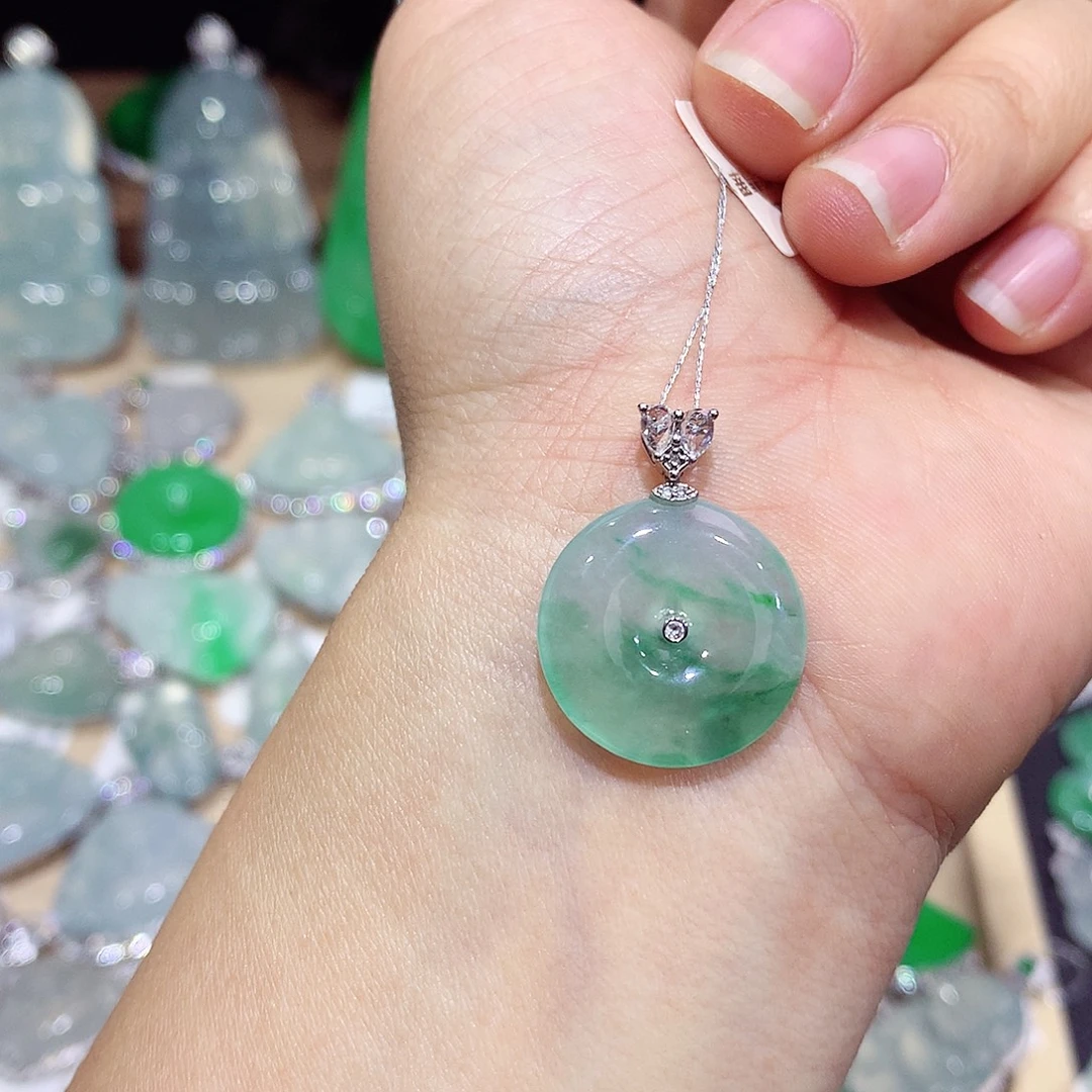 翡翠18K金镶嵌颈饰扣子