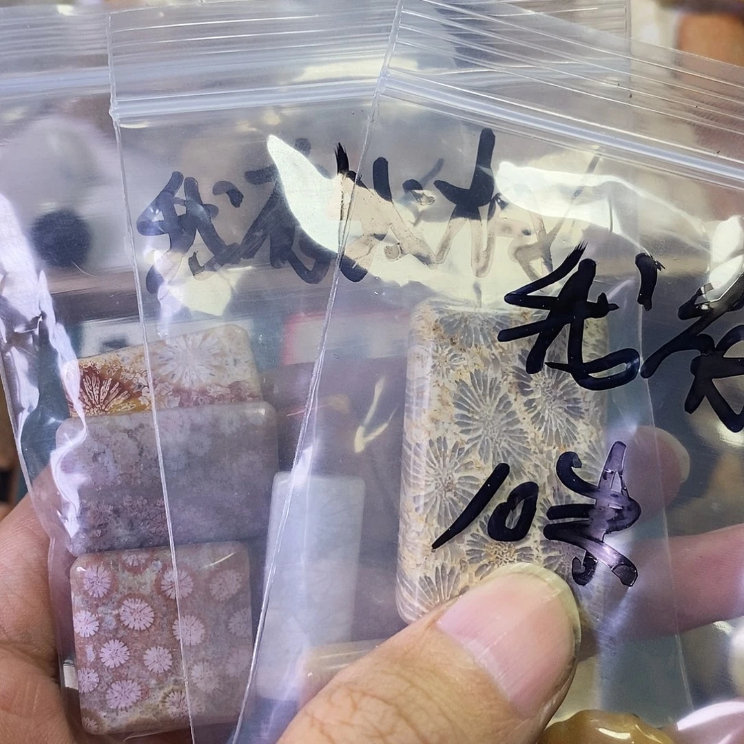 我***袄石英质玉未镶嵌颈饰