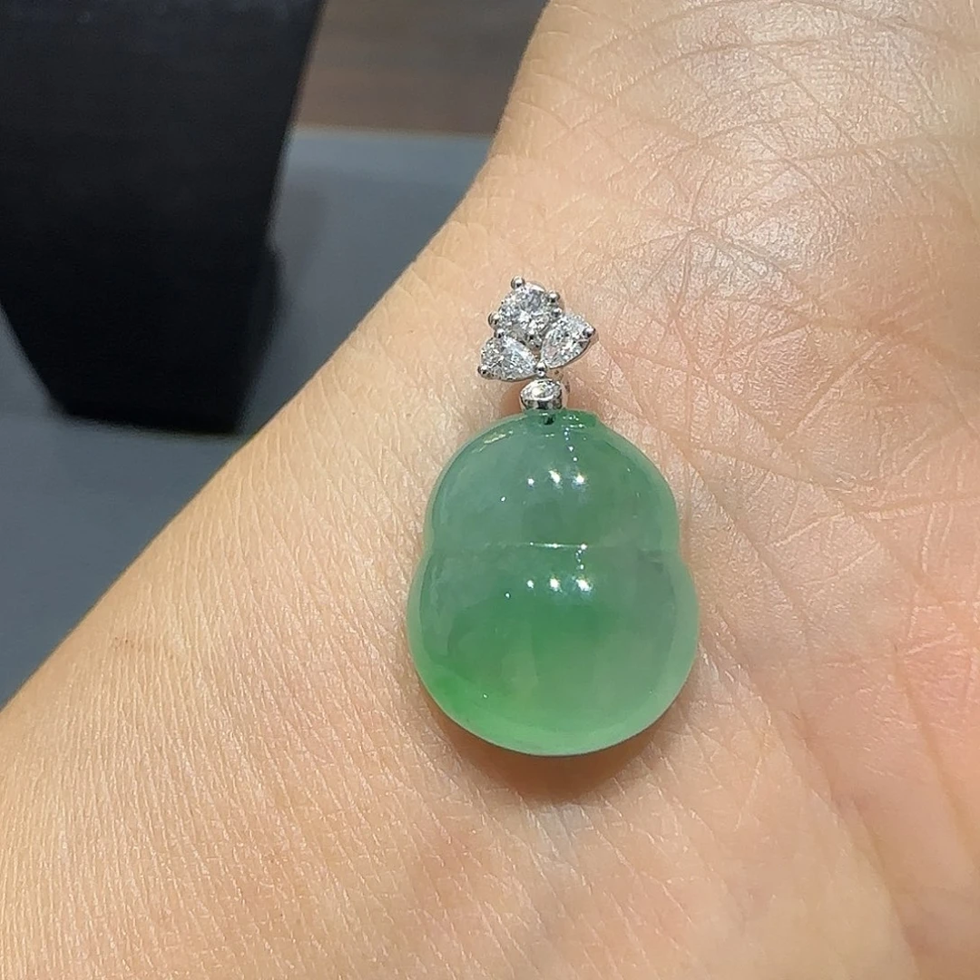 翡翠18K金镶嵌颈饰葫芦