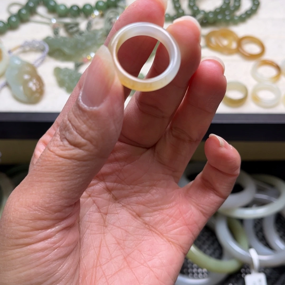 都***哈和田玉（糖玉）未镶嵌珠宝半成品指环17.4