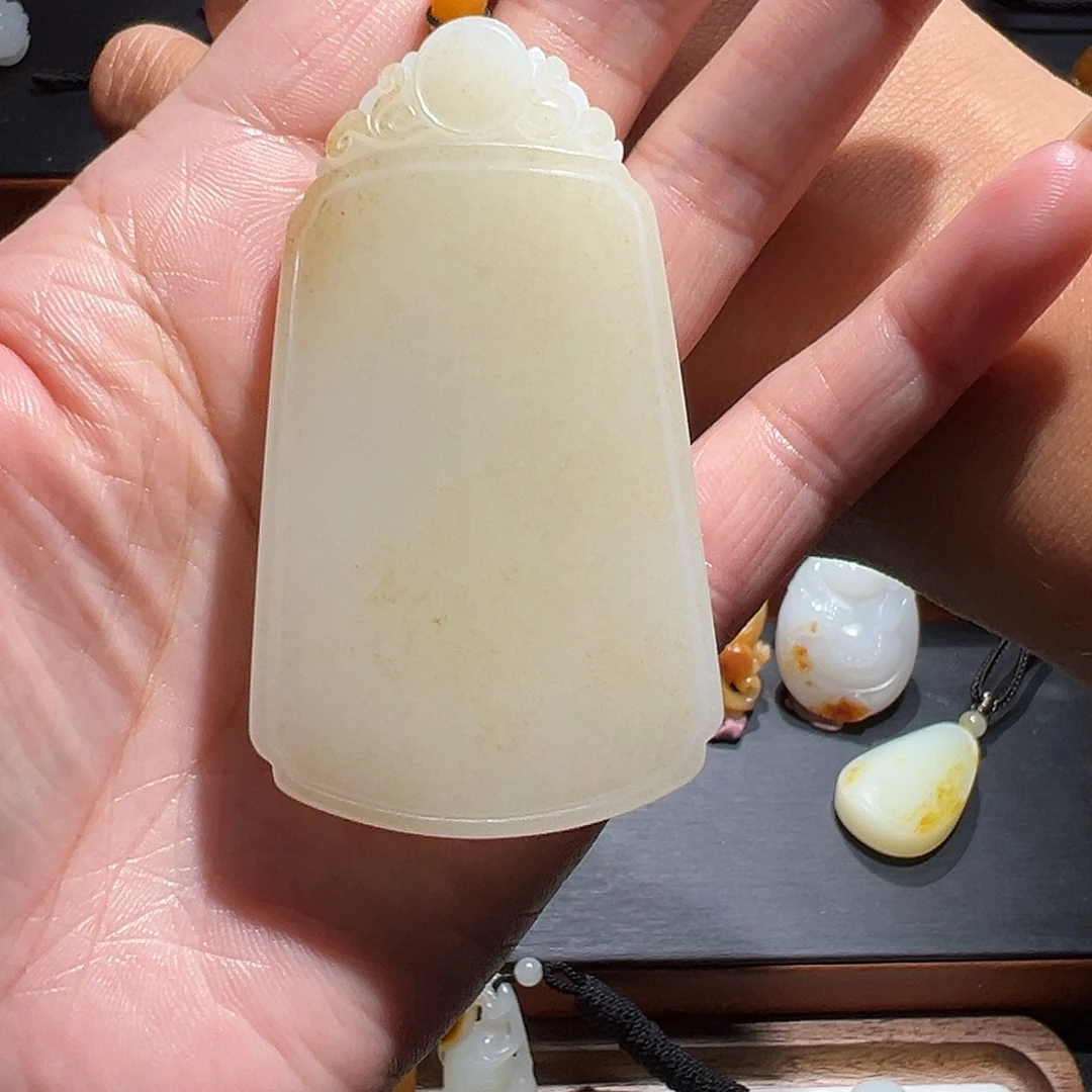小***哥和田玉未镶嵌颈饰