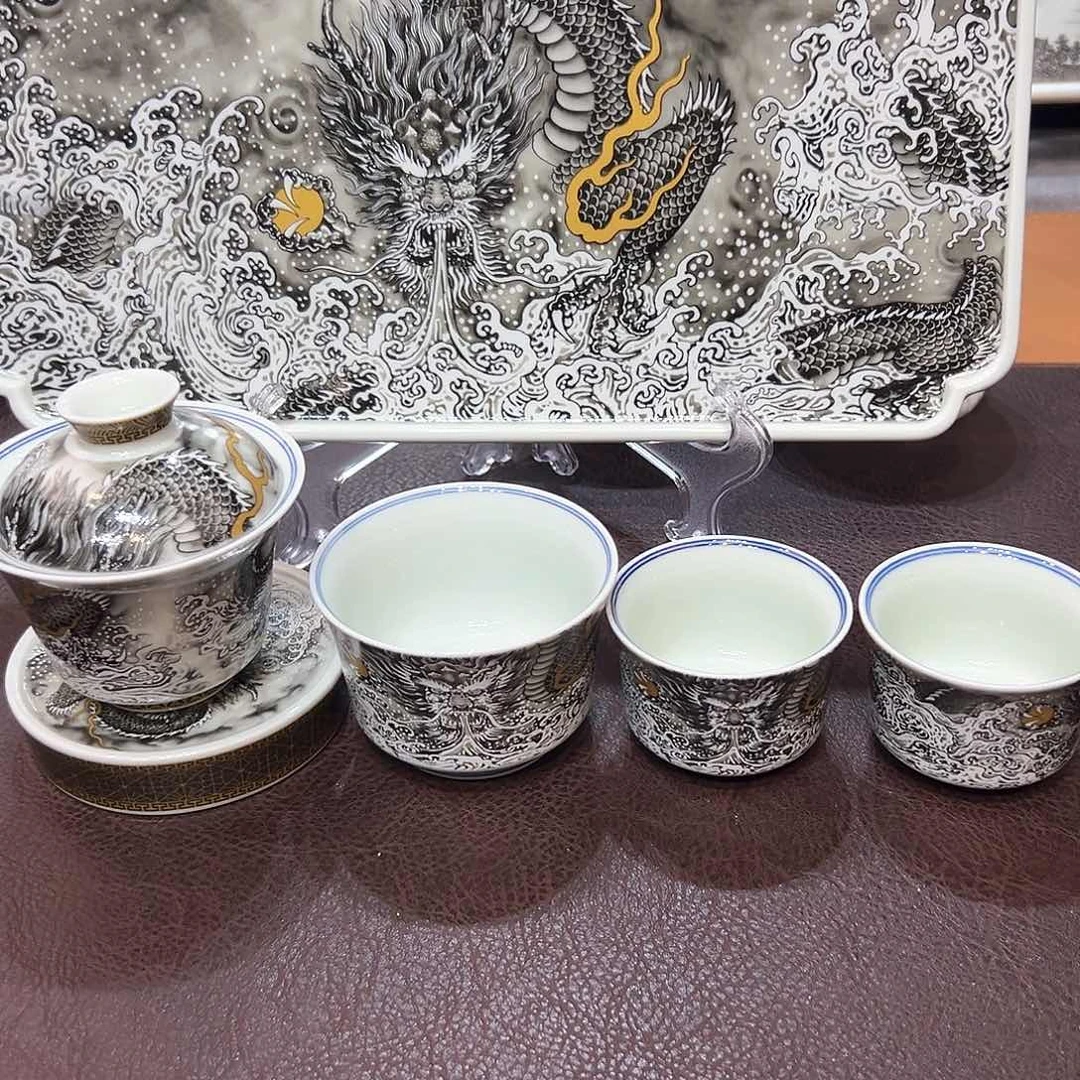 摆件景德镇陶瓷艺术展在上海举办期间举行开幕