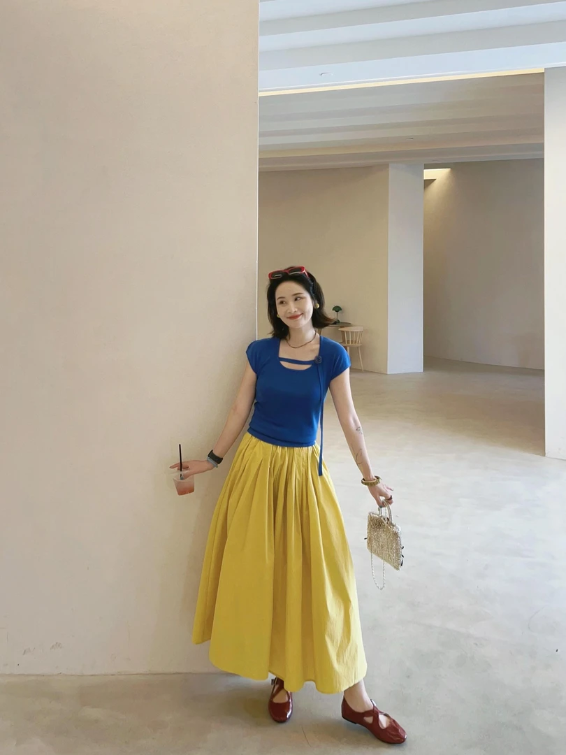 2025夏季新款克莱因蓝色正肩设计感短袖针织上衣气质百搭半身裙