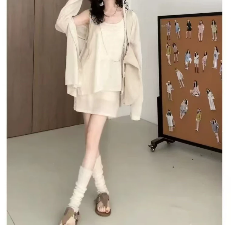 夏日米色系显瘦时尚套装含吊带裙与宽松开衫舒适穿搭