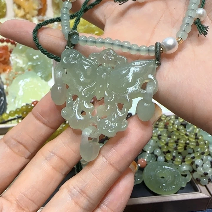 未镶嵌蛇纹石玉吊坠
