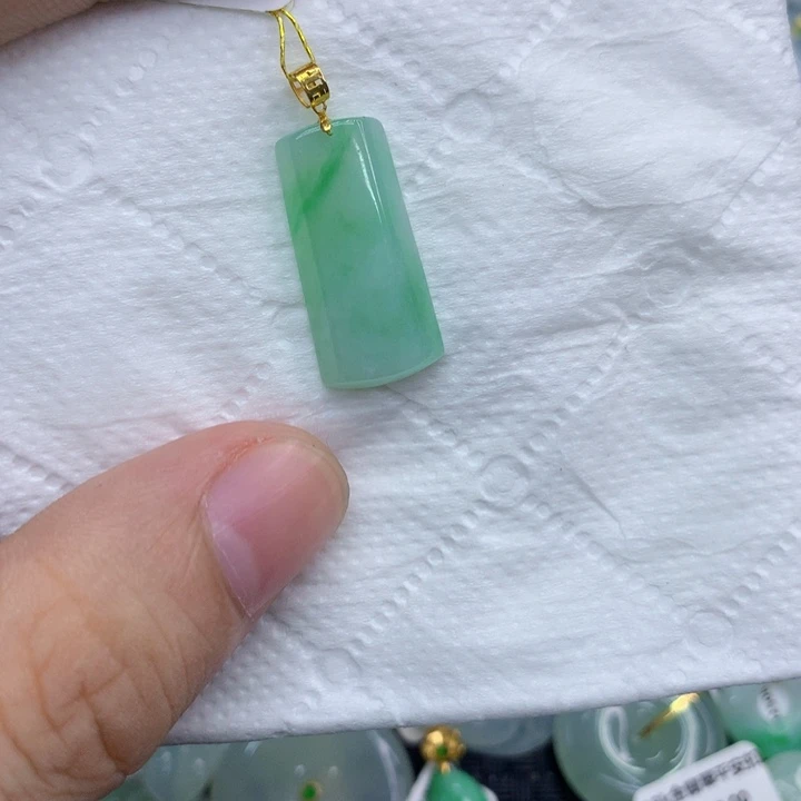 颈饰18K金镶嵌翡翠