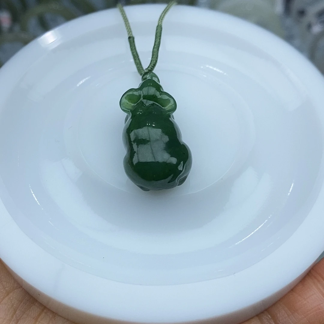 和田玉（碧玉）未镶嵌颈饰牛