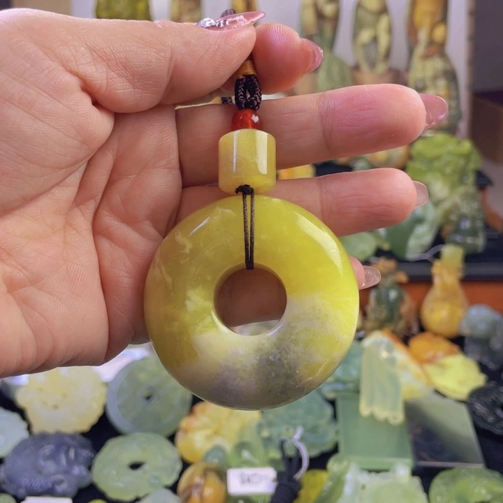 蛇纹石玉颈饰合金