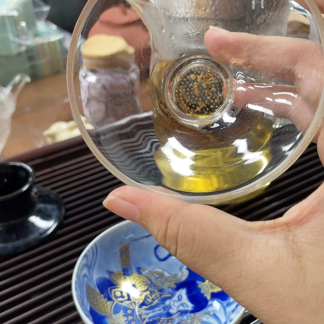 烟***色搪瓷杯子里还有很多东西