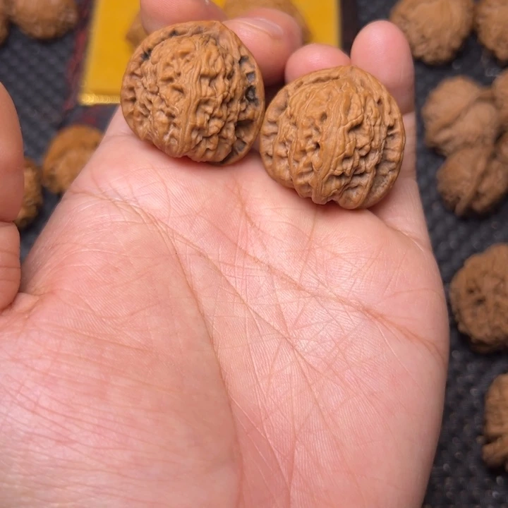 文玩核桃吊坠三角白