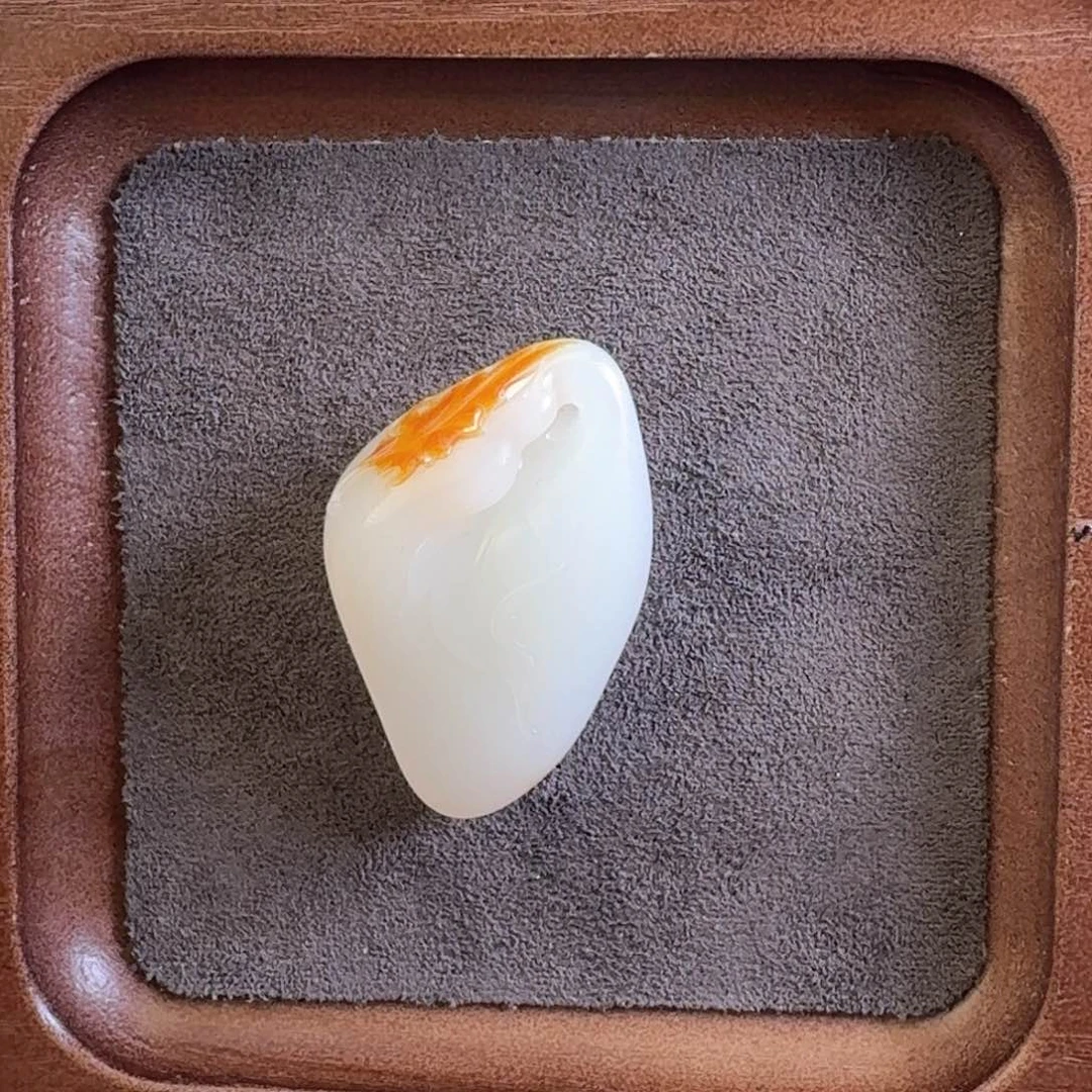 嘿***嘿和田玉未镶嵌颈饰