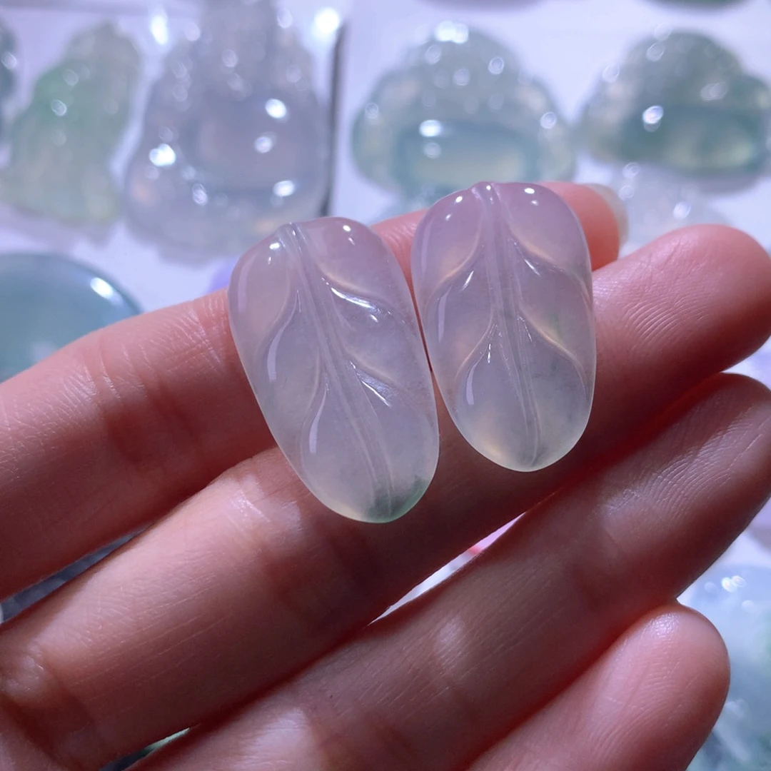 翡翠未镶嵌颈饰一对