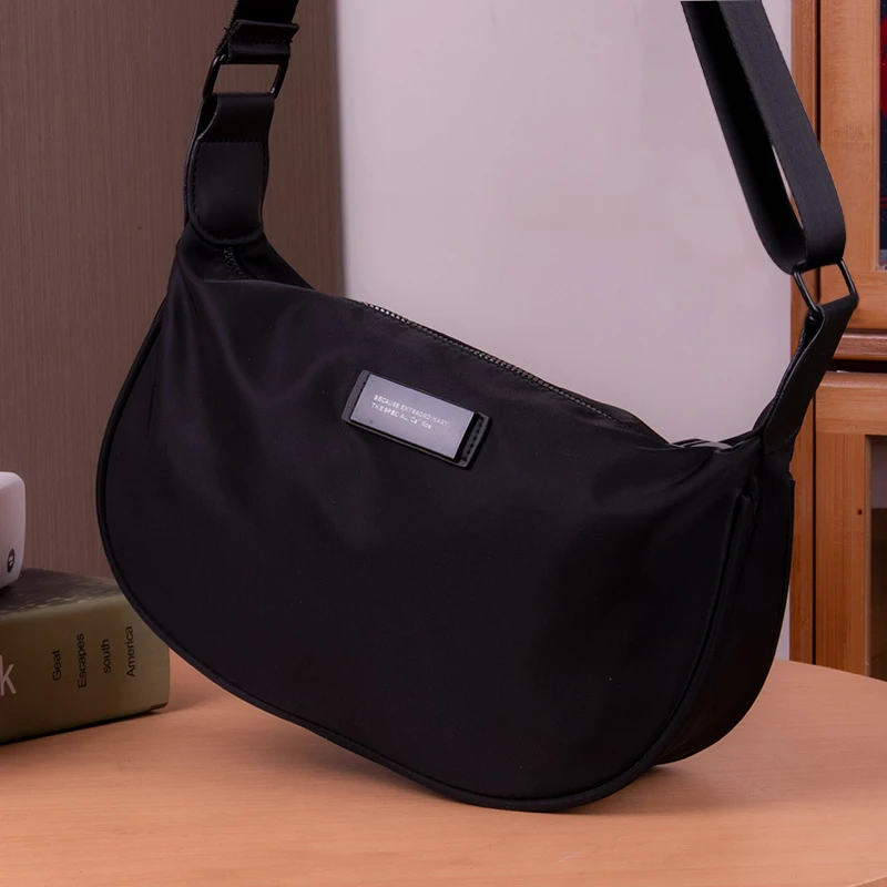 新款斜挎包男饺子包男士小背包通勤单肩包高级感大容量帆布休闲包