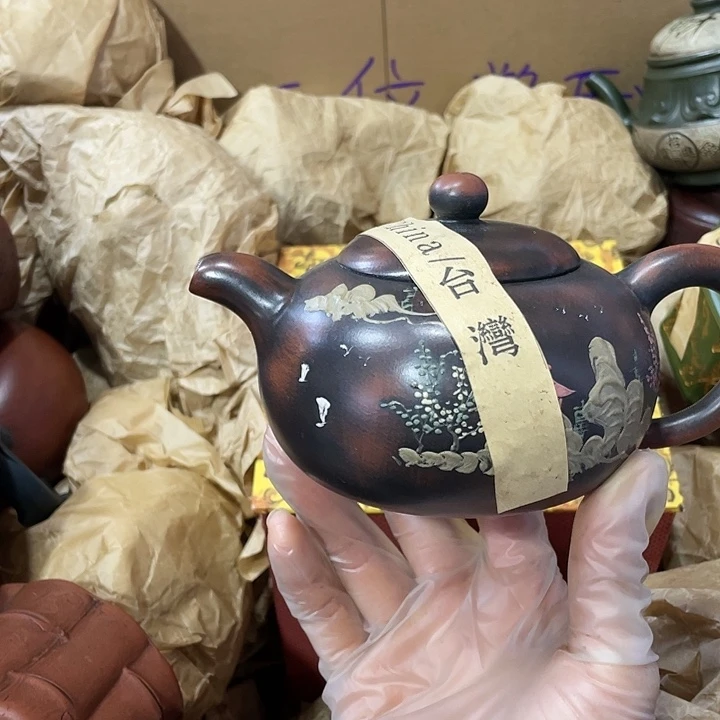 茶壶紫砂原矿泥料，手工制作的一把紫砂壶。